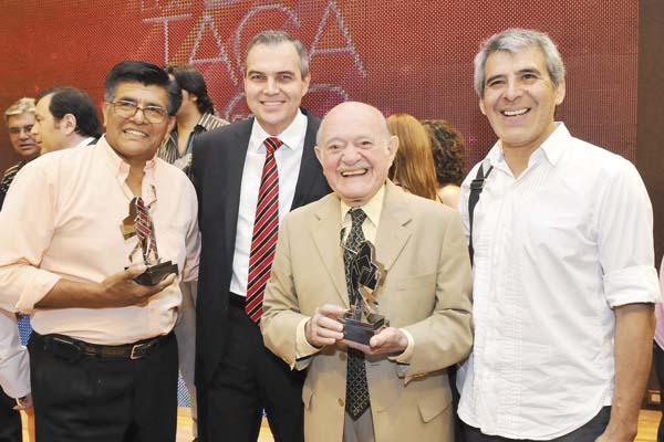 La de anoche fue una velada realmente excepcional Seguramente pasar� mucho tiempo antes que se vuelvan a reunir tantas figuras como el Indio Froil�n Vitillo Ábalos y Peteco Carabajal que aquí posan con el Lic Gustavo Ick