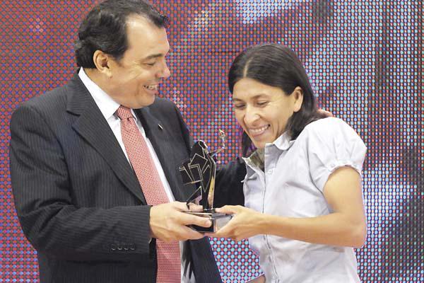 Lucía Moyano muestra su felicidad al recibir su premio de manos del vicegobernador Ángel Niccolai