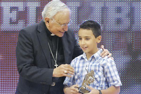 Por segundo año consecutivo el pequeño gigante Stéfano Fini es uno de los Destacados del Año en el rubro Bicicross Esta vez le entregó el premio el obispo de Santiago monseñor Francisco Polti