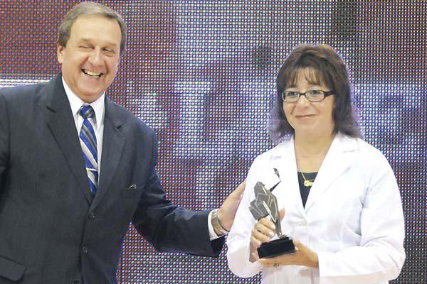 El juez Federal Guillermo Molinari le dio el premio a la docente Karina Guzm�n