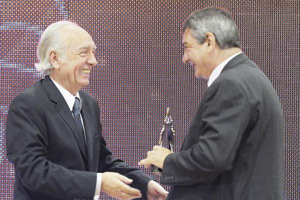 El director del Sease Juan Carlos Vittar recibió la estatuilla de manos del Dr Rímini Olmedo presidente de la Sala Penal del Superior Tribunal de Justicia 