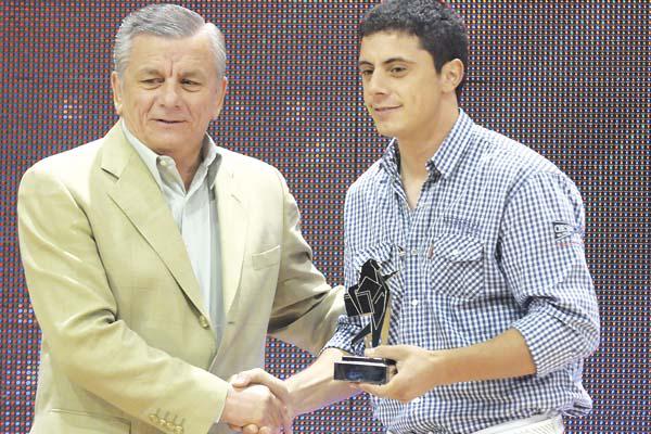 Ángel Spampinato es felicitado por el intendente capitalino Hugo Infante