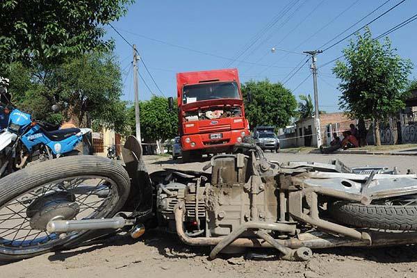 La moto que usaron los delincuentes fue aplastada por el camión durante el tiroteo en la capital tucumana