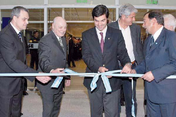 El gobernador Juan Manuel Urtubey inauguró la flamante sede junto al Dr Nestor Carlos Ick el Lic Gustavo Ick y el Sr Jorge Gonz�lez emprendimiento que generó nuevos puestos de trabajo para los salteños