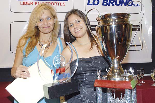 COMPAÑÍA La judoca de 16 años posa con su madre portando la Copa Canal 7 luego de la designación como Deportista del año