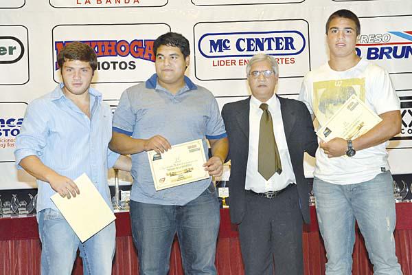 PREMIO Facundo Isa (der) junto con Estanislao Ávila (izq) y Lucas Su�rez posan con el periodista Julio Elías