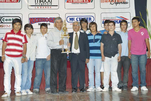 PLANTEL Jugadores de las divisiones inferiores de Estudiantes con el técnico Miguel Ángel Rodríguez