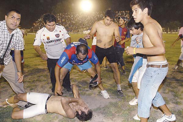 Batalla campal entre hinchas locales y la policiacutea complica el campeonato Gaucho