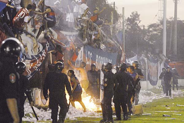 Batalla campal entre hinchas locales y la policiacutea complica el campeonato Gaucho