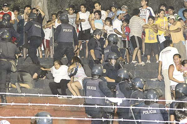 P�nico Mujeres y niños en medio de los incidentes en la tribuna visitante