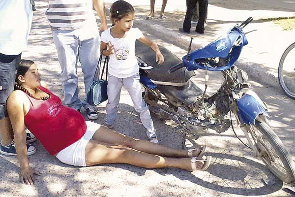 HERIDA Vanesa Coria (21 años) segundos después de que sufriera el siniestro en la avenida 27 de Abril de Pinto 