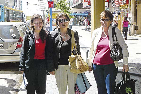 Violeta y Virginia (izquierda)