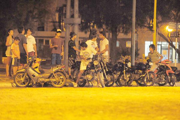 Una norma prohiacutebe  la concentracioacuten  de motovehiacuteculos en la viacutea puacuteblica