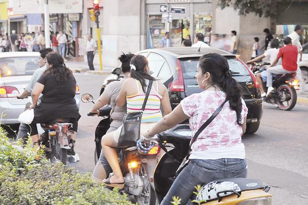 IRRESPONSABILIDAD Sin medir el peligro los motociclistas se conducen por al lado prohibido de la avenida a escasa distancia de los automóviles Violaciones a las leyes de tr�nsito que ya resultan moneda corriente en Santiago