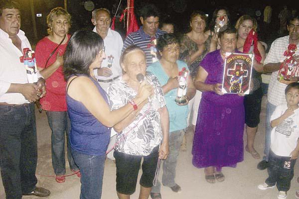 TRADICIONAL La devoción en el barrio Chino se tiñó con los colores característicos del Gauchito Gil