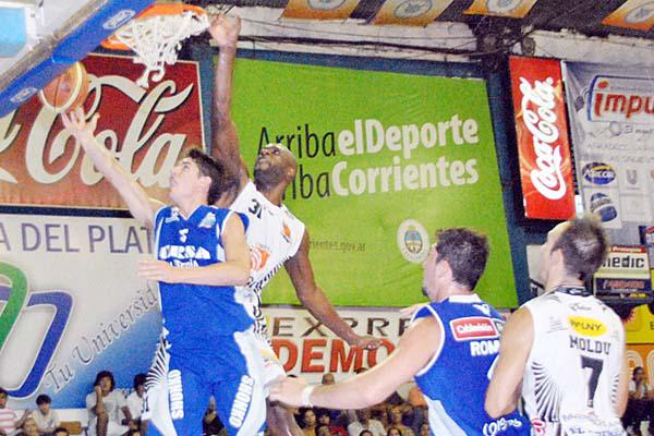 LUCHADO El partido que se jugó en Corrientes fue muy disputado Olímpico hizo un mal primer cuarto pero reaccionó y dio pelea hasta el cierre  fotoprensa regatas