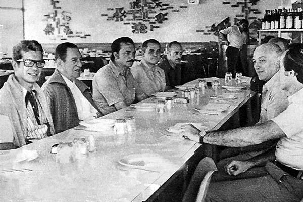 Histórico El General Juan Domingo Perón se dispone a almorzar en la unidad turística de Chapadmalal junto a sus colaboradores