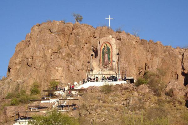 PAISAJE De tras del barrio Tres Cerritos de Salta se erige el santuario de la Virgen al que acuden miles de fieles durante todo el año