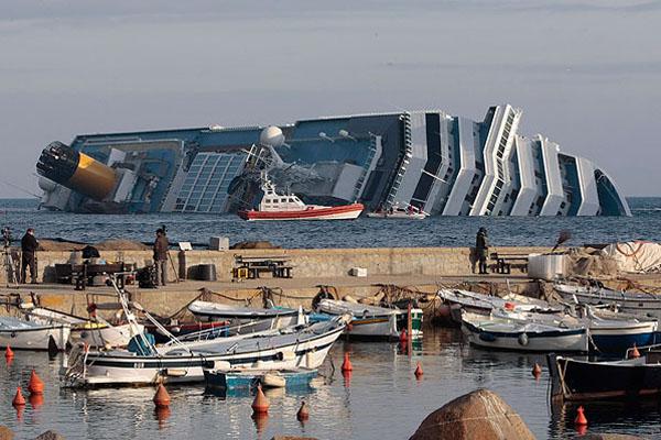 Comienzan a extraer el combustible del crucero para evitar un derrame
