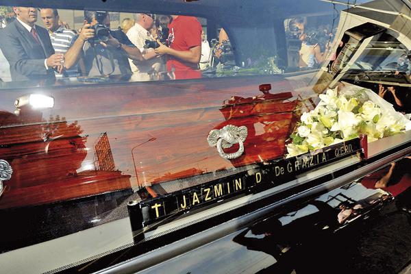 ACOMPAÑAMIENTO Muchas personas se acercaron a despedir a la joven modelo al cementerio parque en el que fue inhumada ayer