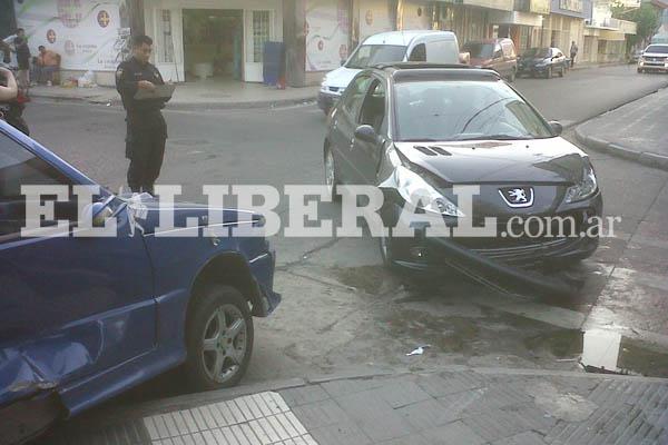 Violenta colisioacuten entre dos autos en la esquina de Plata y Pellegrini