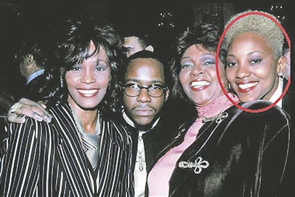 Revelan que Whitney tuvo una relacioacuten leacutesbica con su asistente