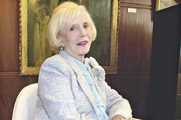 SALUD Sus problemas comenzaron en mayo de 1999 cuando se cayó de una escalera en su departamento