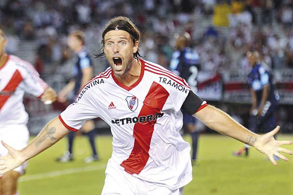 FIGURA Fernando Cavenaghi marcó el camino y puso el 1 a 0 en el primer tiempo El Gordo fue decisivo en una nueva victoria millonaria 