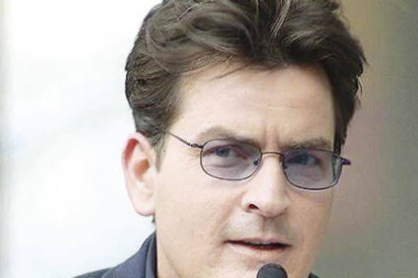 Charlie Sheen se disculpoacute con Ashton Kutcher a traveacutes de una carta