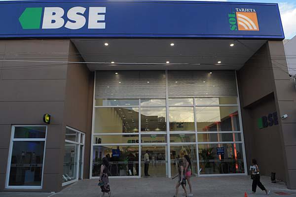 FACHADA La nueva sucursal del Banco Santiago del Estero