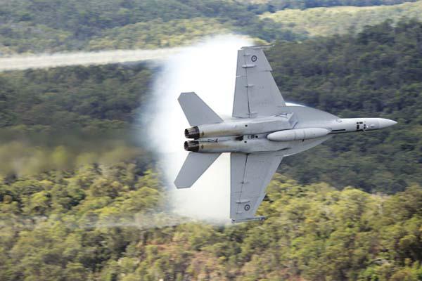 Un Mirage rompioacute la barrera del sonido y generoacute paacutenico en el interior de la provincia