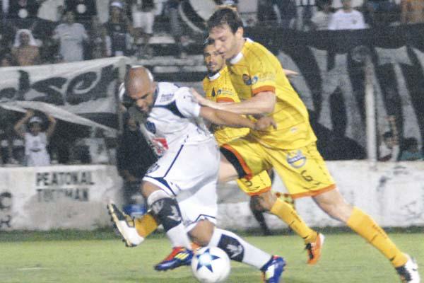 OPORTUNISMO Darwin Barreto es el goleador de Central Córdoba y est atravesando un gran momento El uruguayo es la gran esperanza del Ferro
