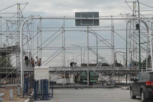 PREPARATIVOS Desde hace dos días se llevan adelante los trabajos para el acto que encabezar� el mandatario junto con autoridades nacionales