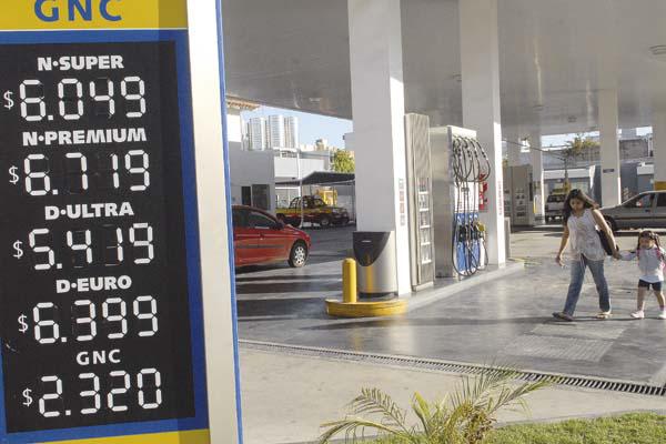 AJUSTE El m3 de GNC subió  025 En YPF las naftas subieron 6-en-porciento- promedio El cartel muestra los nuevos precios
