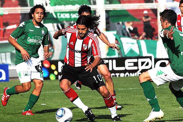 Con un tremendo golazo de Trezeguet River liquidoacute a Ferro y se subioacute a la cima