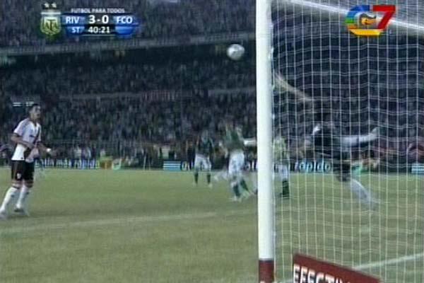 Con un tremendo golazo de Trezeguet River liquidoacute a Ferro y se subioacute a la cima