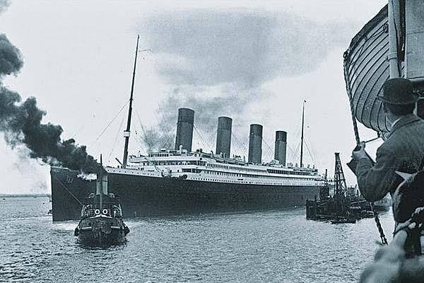 Mientras el Titanic zarpa del puerto de Southampton los fotógrafos inmortalizan el momento desde un barco cercano
