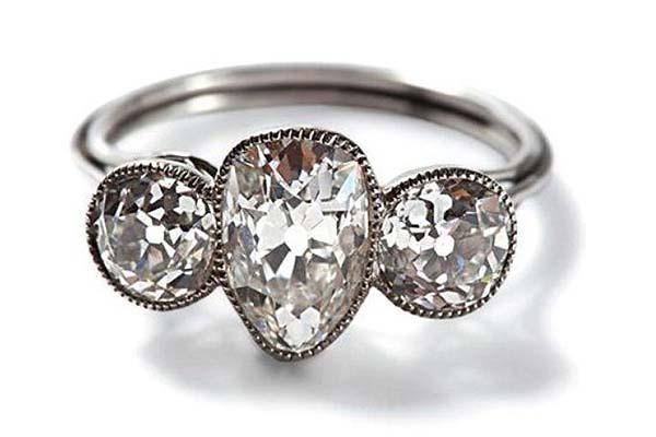 Este anillo de platino y diamantes fue hallado en una bolsita de piel Las mujeres lucían joyas como ésta en los suntuosos actos sociales del barco