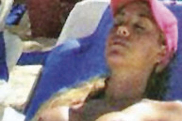 Desnuda y con Matiacuteas Aleacute en una playa de Miami