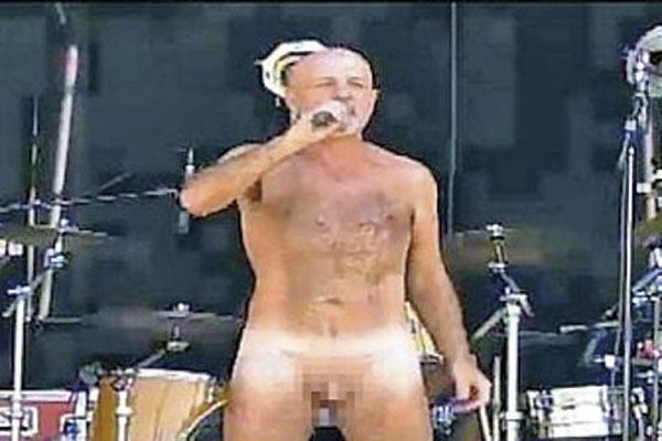 Terminoacute completamente desnudo un show que brindoacute en Chile