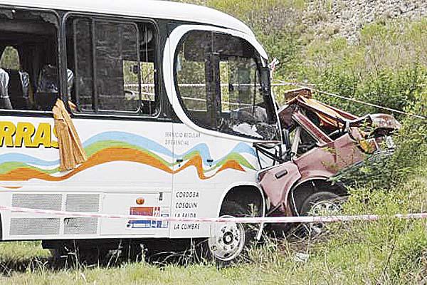 Tres muertos en un choque frontal de un auto y un colectivo