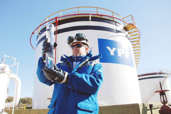 Las acciones de YPF cayeron 16-en-porciento- y tocan su miacutenimo en 32 meses