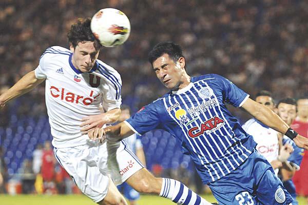 CLAVE Ángelo Enríquez (izq) capturó un rebote del arquero Sebasti�n Torrico y le dio la victoria a Universidad de Chile