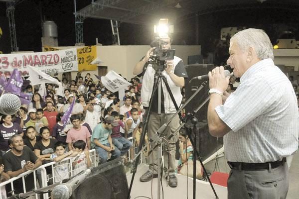 PRESENCIA El intendente Hugo Infante saludó personalmente a los vecinos y destacó los valores de la barriada