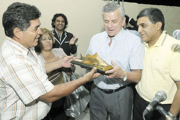 SÍMBOLO El jefe comunal recibió un obsequio particular- un bagre de metal