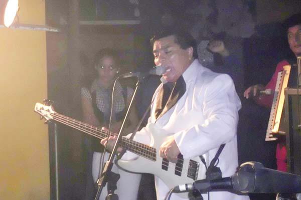 Una noche especial Jorge Véliz hizo un repaso de todos sus éxitos y cantó temas de su ms reciente compacto