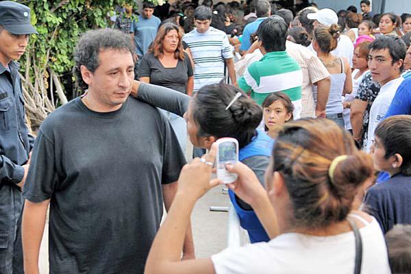 ACOMPAÑAMIENTO El reconocido m�sico Dany Hoyos (foto) Daniel Fuego (del grupo santafesino Los del Fuego) y Marcelo Véliz (abajo der) entre muchos otros expresaron su pesar Jorge con su mam� Corina