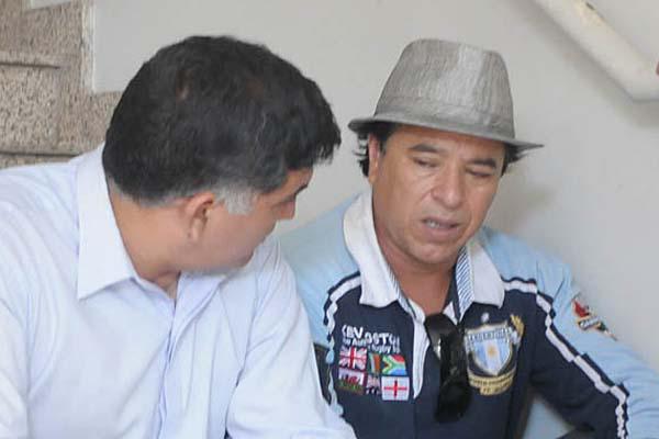 ACOMPAÑAMIENTO El reconocido m�sico Dany Hoyos Daniel Fuego (del grupo santafesino Los del Fuego) y Marcelo Véliz (abajo der) entre muchos otros expresaron su pesar Jorge con su mam� Corina (foto)