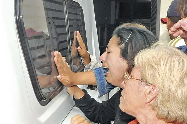 DOLOR Su hija contenida por su tía despedía los restos del msico en el sanatorio Alberdi FOTO JOSÉ GÓMEZ