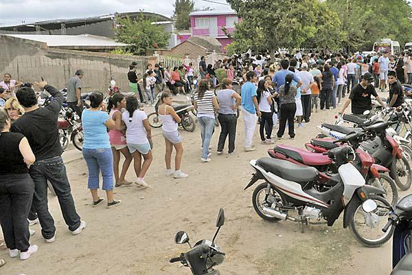ESPERA Los fan�ticos debieron hacer cola para despedir a su ídolo La fila llegó a tener m�s de dos cuadras